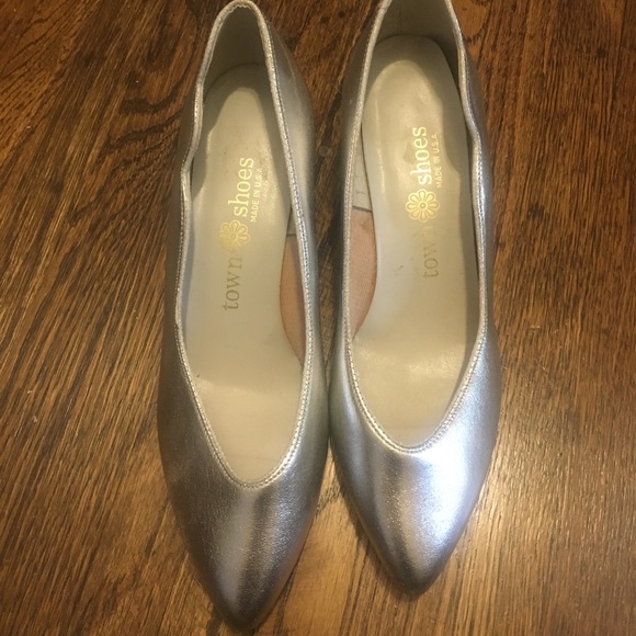Townshors Silver kitten heel pumps w/scallop edge - Picture 4 of 6